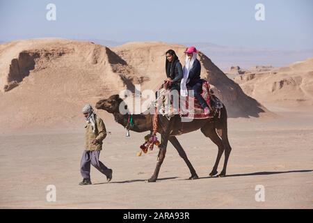 Un uomo offre il suo cammello per passeggiate attraverso il deserto, preso il 1st dicembre 2017 a Wu ste Lut (Dascht-e Lut) a est della città di Kerman in Iran, preso il 1st dicembre 2017. | utilizzo in tutto il mondo Foto Stock