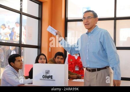 (200127) -- Lima, 27 gennaio 2020 (Xinhua) -- il presidente del Perù Martin Vizcarra emana il suo voto durante le elezioni del Congresso in un seggio elettorale a Moquegua, Perù, il 26 gennaio 2020. Il presidente del Perù Martin Vizcarra ha votato domenica alle elezioni per una nuova legislatura, circa cinque mesi dopo che ha sciolto un Congresso che stava resistendo alle sue riforme anti-corruzione. Circa 24.799.384 elettori iscritti hanno diritto di eleggere 130 membri del Congresso in un campo di oltre 2.300 candidati di 21 partiti politici. I nuovi legislatori completeranno il periodo 2016-2021 del Congresso. (Andina/Handout Foto Stock