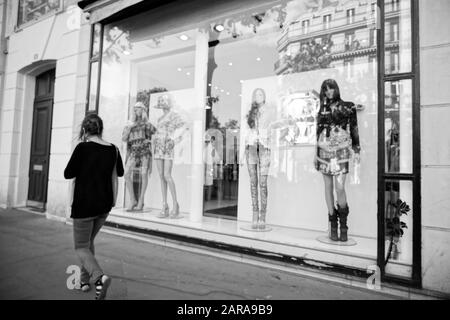 Vetrina abbigliamento moda, Parigi, Francia, Europa Foto Stock