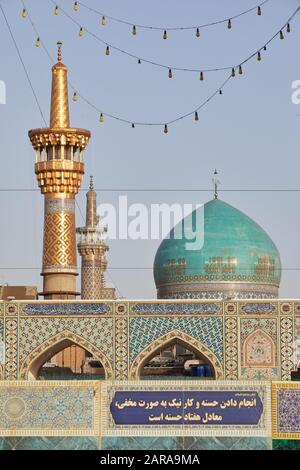 Il santuario di Imam Reza (Haram-e Motahar-e Razavi) nel centro della città iraniana di Mashad, preso il 14th giugno 2017. Con più di 3 milioni di abitanti, la città è la seconda più grande del paese e un centro politico e religioso che è visitato da più di 20 milioni di turisti e pellegrini ogni anno. La città è considerata uno dei sette luoghi santi dell'Islam sciita, perché lì il santuario sacro dell'ottavo Shiite Imam Reza è l'unico sito di una Imam sciita su terra iraniana. | utilizzo in tutto il mondo Foto Stock