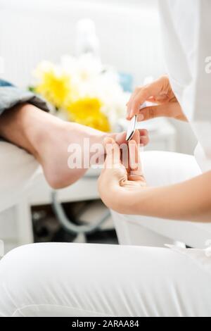 Podiatrist lavorando su uomini piedi Foto Stock