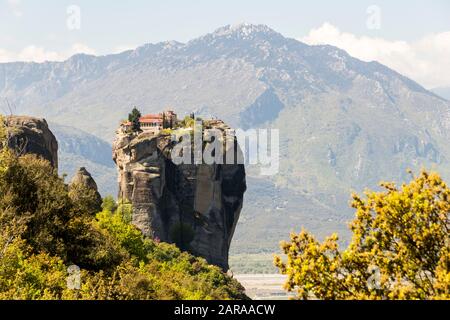 Meteora, Grecia. Il monastero bizantino della Santa Trinità (Agios Triados) nelle rocce di Meteora a Kalambaka Foto Stock