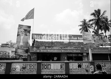 Narendra Modi Poster, Mahadeva Ristorante, Ettumanoor, Kottayam, Kerala, India, Asia Foto Stock