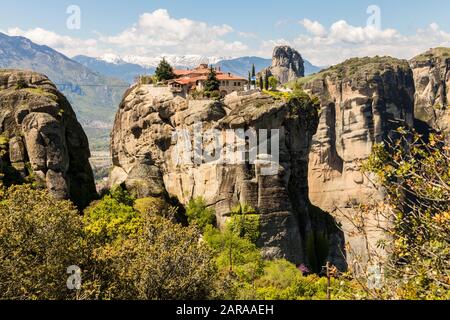 Meteora, Grecia. Il monastero bizantino della Santa Trinità (Agios Triados) nelle rocce di Meteora a Kalambaka Foto Stock