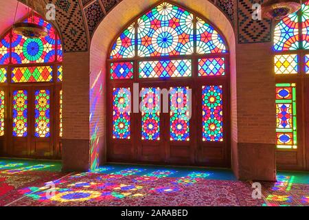 Finestre colorate della Moschea Nasir al-Mulk (Moschea Rosa) a Shiraz, Foto Stock