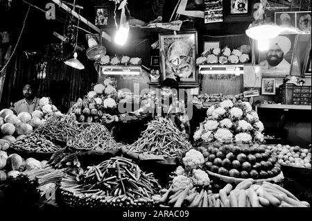 Venditore vegetale, cornici di Dio e uomo, Dadar, Mumbai, Maharashtra, India, Asia Foto Stock