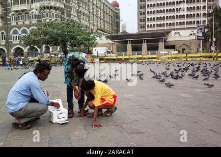 Bambini curiosi di vedere stampante fotografica, Gateway of India, Apollo Bunder, Mumbai, Maharashtra, India, Asia Foto Stock