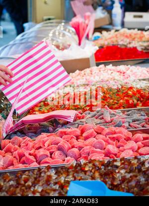 Messa a fuoco selettiva, morbidi assortiti zucchero dolce gelatina sul display al mercatino di Natale di Winter Wonderland di Londra Foto Stock