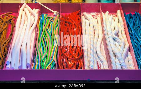 Morbidi assortiti zucchero dolci del cavo sul display al mercatino di Natale di winter wonderland di Londra Foto Stock