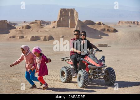 A Kerman, Iran. 01st dicembre 2017. Quad bike nel deserto Lut (Dascht-e Lut) a est della città di Kerman in Iran, preso il 01.12.2017. | utilizzo credito mondiale: DPA/Alamy Live News Foto Stock