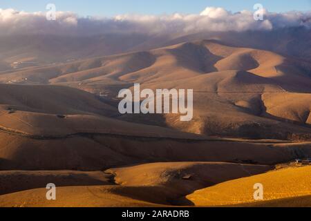 Formazioni di montagna e vulcaniche nella parte centrale di Fuerteventura all'alba Foto Stock