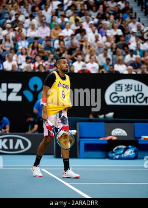 Nick KYRGIOS (AUS) indossa una maglia Lakers per commemorare il passaggio di Kobe Bryant durante una sessione di riscaldamento prima della sua partita contro Rafael Nadal. Foto Stock