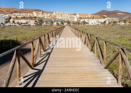 Ponte di legno che corre dalla spiaggia a Morro Jable - Fuerteventura Foto Stock