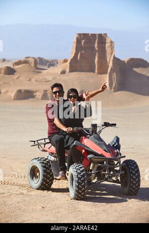 Quad bike nel deserto Lut (Dascht-e Lut) a est della città di Kerman in Iran, preso il 01.12.2017. | utilizzo in tutto il mondo Foto Stock