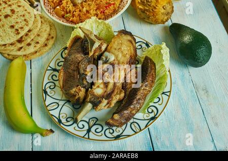 Nyama Choma, che significa carne alla brace, cucina keniana, piatti africani tradizionali assortiti, vista dall'alto. Foto Stock