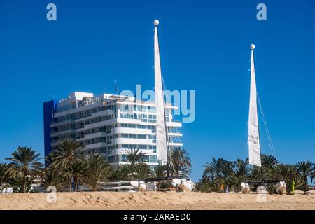 Catamarani su una spiaggia di sabbia in una giornata di sole - Morro Jable, Fuerteventura, Isole Canarie, Spagna - Gennaio 2020 Foto Stock