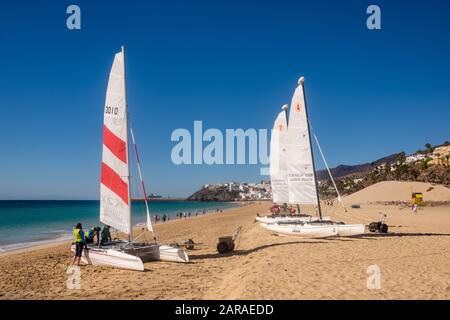 Catamarani su una spiaggia di sabbia in una giornata di sole - Morro Jable, Fuerteventura, Isole Canarie, Spagna - Gennaio 2020 Foto Stock