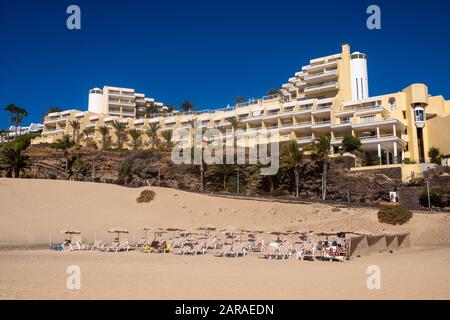 Spiaggia di sabbia sull'oceano nella località di Morro Jable in una giornata di sole - Morro Jable, Fuerteventura, Isole Canarie, Spagna - Gennaio 2020 Foto Stock