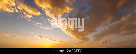 belle nuvole colorate nel cielo all'alba Foto Stock