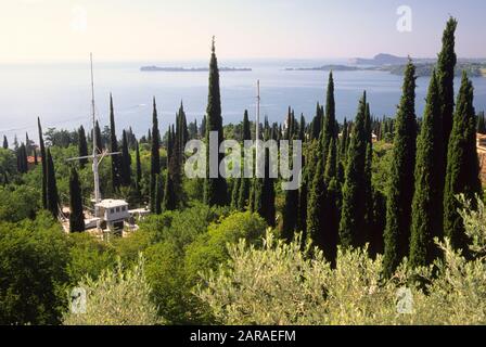 vittoriale, la nave militare puglia nel parco del vittoriale degli italiani, gardone riviera Foto Stock