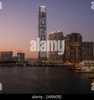 L'International Commerce Centre è un grattacielo commerciale di 484 m (1.588 piedi) a 118 piani completato nel 2010 a West Kowloon, Hong Kong. Foto Stock