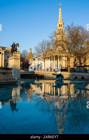 St Martin nei campi chiesa, Trafalgar Square, Londra Foto Stock