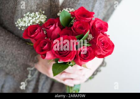 Donna che mantiene bouquet di fiori Foto Stock