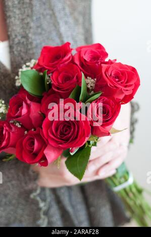 Donna che mantiene bouquet di fiori Foto Stock