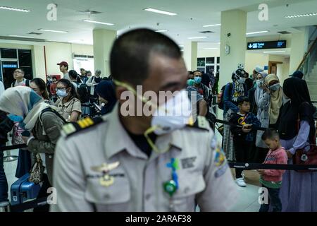 I passeggeri indossano maschere all'arrivo all'aeroporto internazionale Sultan Iskandar Muda di Aceh Besar Regency.il governo indonesiano ha annunciato che stava bloccando ufficialmente i voli per Wuhan China, un nuovo centro virus mortale, e i controlli sanitari negli aeroporti in Indonesia sono stati serrati. Foto Stock