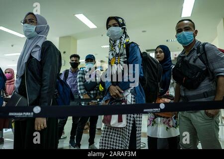 I passeggeri indossano maschere all'arrivo all'aeroporto internazionale Sultan Iskandar Muda di Aceh Besar Regency.il governo indonesiano ha annunciato che stava bloccando ufficialmente i voli per Wuhan China, un nuovo centro virus mortale, e i controlli sanitari negli aeroporti in Indonesia sono stati serrati. Foto Stock