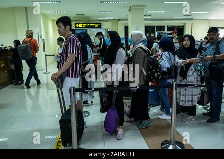 I passeggeri indossano maschere all'arrivo all'aeroporto internazionale Sultan Iskandar Muda di Aceh Besar Regency.il governo indonesiano ha annunciato che stava bloccando ufficialmente i voli per Wuhan China, un nuovo centro virus mortale, e i controlli sanitari negli aeroporti in Indonesia sono stati serrati. Foto Stock