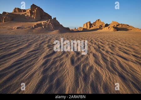 A Kerman, Iran. 01st dicembre 2017. Sulla strada in Wu ste Lut (Dascht-e Lut) a est della città di Kerman in Iran, presa il 01.12.2017. | utilizzo credito mondiale: DPA/Alamy Live News Foto Stock