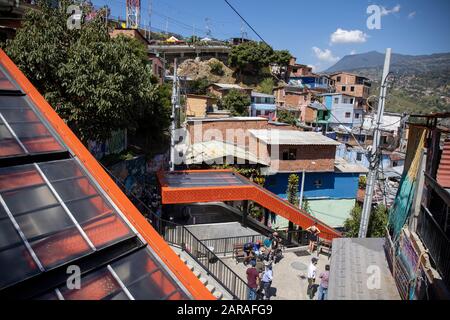 Medellin, Colombia: Comuna 13 è stata considerata la zona più pericolosa di Medellin. Il progetto di scala mobile ha contribuito a trasformare l'area. Foto Stock