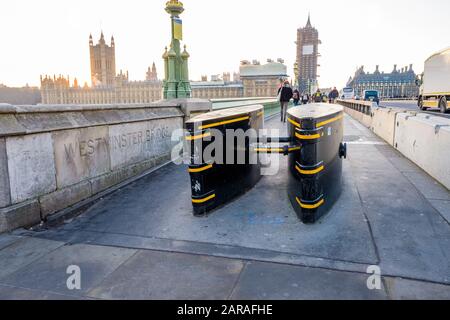 Barriere antiterrorismo sul marciapiede alla fine del Westminster Bridge, Londra, Regno Unito Foto Stock