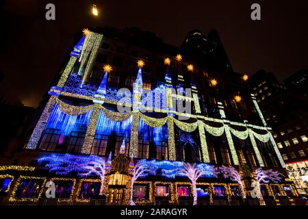 Saks Fifth Avenue (Department Store) con spettacolo di luci natalizie e vetrine delle festività natalizie presso 5th Avenue, Midtown Manhattan, New York City, NY Foto Stock