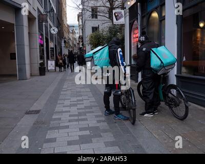 Deliveroo consegna bici piloti in attesa di cibo City di Londra Foto Stock