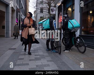 Deliveroo consegna bici piloti in attesa di cibo City di Londra Foto Stock