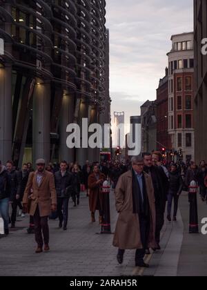 I pedoni camminano su Wallbrook, con l'edificio Wallbrook all'estrema sinistra, e la torre Strata a 43 piani con 3 turbine eoliche a tetto al centro Foto Stock