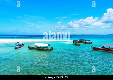 Vista panoramica di una bella giornata di sole sulla spiaggia di sabbia e barche da pesca a Zanzibar. Concetto di viaggio tropicale. Foto Stock