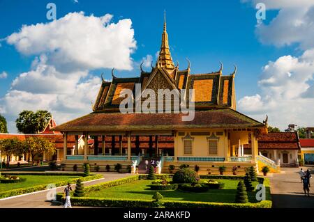 La Sala del Trono della Sede del Palazzo Reale di Phnom Penh Cambogia costruito nel 1919. Foto Stock