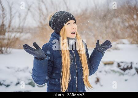 La donna era molto gelata in inverno sotto la neve. Problemi invernali Foto Stock