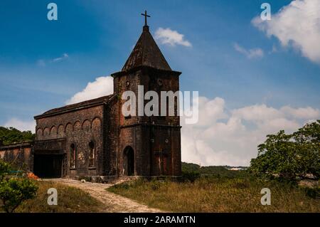 La chiesa cattolica abbandonata alla stazione di Bokor Hill, Cambogia. Nelle colline alte sopra Kambot offrì importanza strategica nella guerra Foto Stock