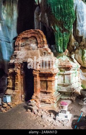 Il Funan era Hindu tempio nella grotta a Phnom Chhnork nella campagna vicino a Kampot, Cambogia Foto Stock