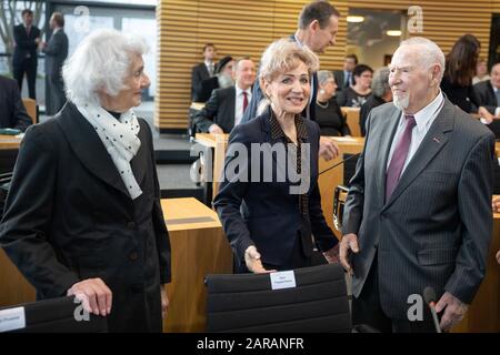 Erfurt, Germania. 27th Gen 2020. Birgit Keller (M - Die Linke), presidente del Parlamento statale, accoglie con favore Günther Pappenheim, ed Eva Pusztai, sopravvissuta all'olocausto, prima dell'ora commemorativa del governo della Turingia e del Parlamento di Stato della Turingia per le vittime del nazionalsocialismo nel Parlamento statale. Credito: Michael Reichel/Dpa/Alamy Live News Foto Stock