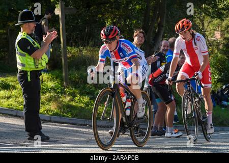 Ciclisti di corse su strada cechi e polacchi che gareggiano e si sfidano in gara ciclistica, schiaffeggiato da sostenitori e poliziotti - UCI World Championships, Harrogate, GB, UK. Foto Stock