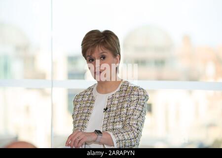 Edimburgo, Regno Unito. 27 Gennaio 2020. Nella foto: Nicola Sturgeon MSP - Primo Ministro della Scozia e leader del Partito Nazionale Scozzese (SNP). Nicola Sturgeon svela le proposte di politica dell'immigrazione per un nuovo visto scozzese volto ad affrontare lo spopolamento e a ridurre le lacune nelle competenze. Si prevede che tutta la crescita della popolazione scozzese per i prossimi 25 anni sia dovuta alla migrazione, a differenza del resto del Regno Unito. Credito: Colin Fisher/Alamy Live News Foto Stock