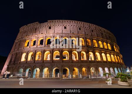 Colosseo di notte, anfiteatro ovale e la più famosa attrazione turistica di Roma Foto Stock