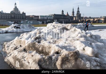 Dresda, Germania. 27th Gen 2020. Un uomo sta correndo sulla pista ciclabile dell'Elba sulla Königsufer tra i resti di neve artificiale che è stata lasciata alle spalle dalla Coppa del mondo di sci. Credito: Robert Michael/Dpa-Zentralbild/Dpa/Alamy Live News Foto Stock