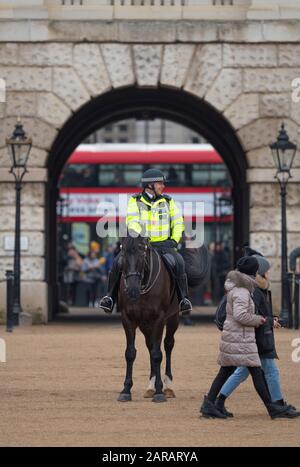 Ufficiale montato sulla polizia metropolitana in servizio davanti all'arcida alla Horse Guards Parade durante l'evento del Re di marzo, gennaio 2020, Londra UK. Foto Stock