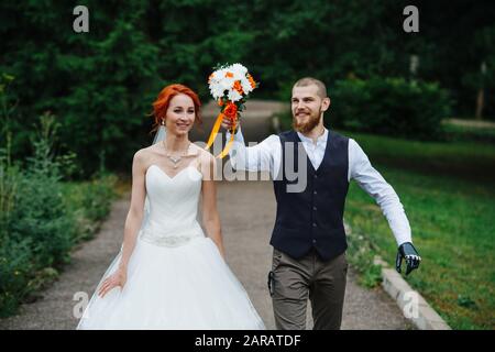 Sono appena usciti dalla coppia mer camminando lungo il percorso attraverso un parco Foto Stock